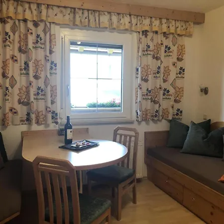 アパート Ganze In Mit Privatem Balkon ロイタシュ